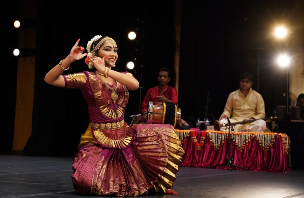 cropped-CalamvaleIndianDancing